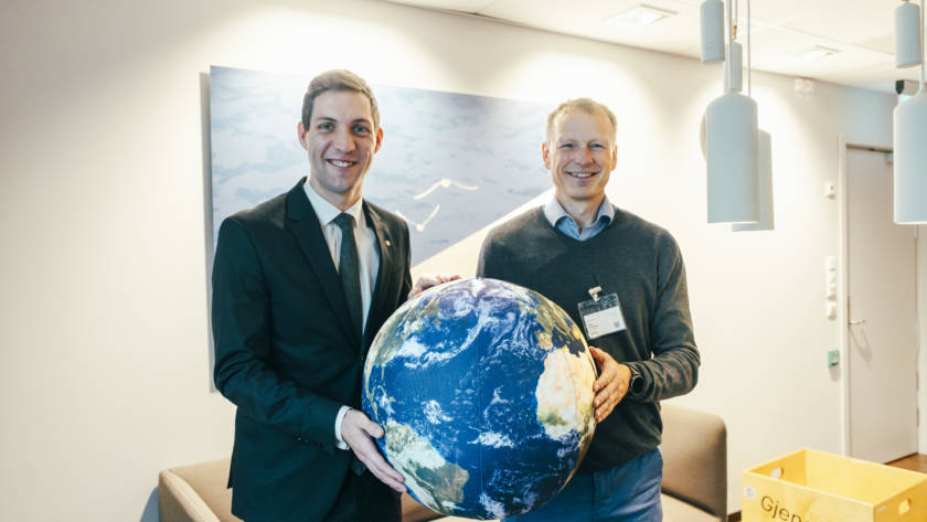 Kloden overrekkes Norges klima- og miljøminister. Bilde: Zero